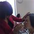 红外套就职，为她们化漂亮的彩妆。